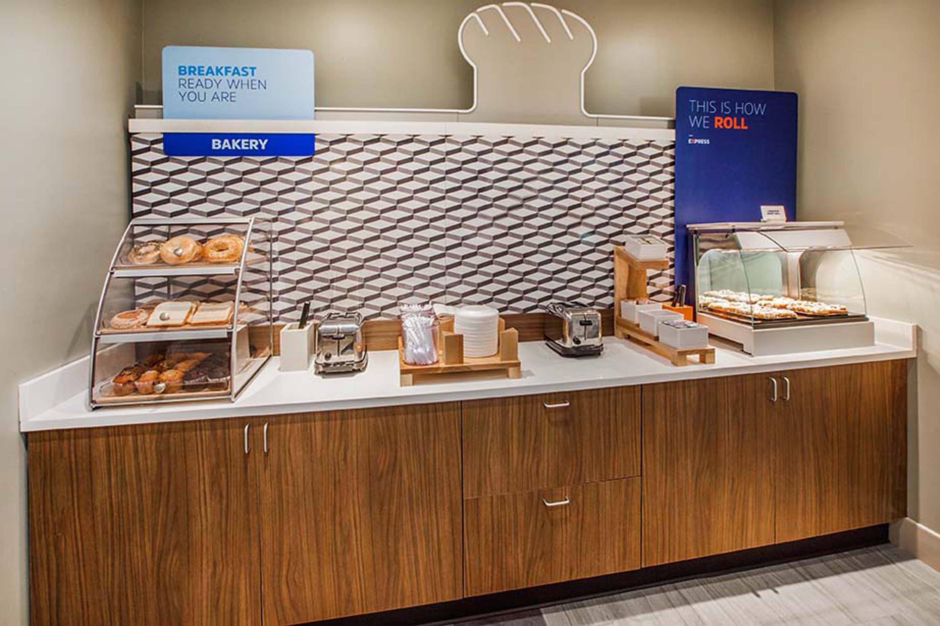 Holiday Inn Express & Suites - Brighton By Ihg Экстерьер фото