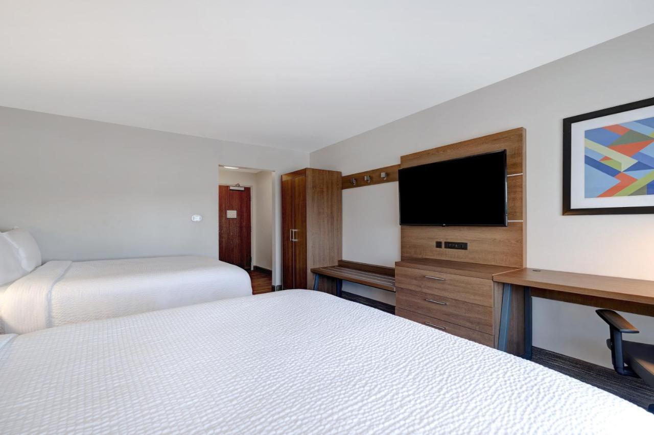 Holiday Inn Express & Suites - Brighton By Ihg Экстерьер фото