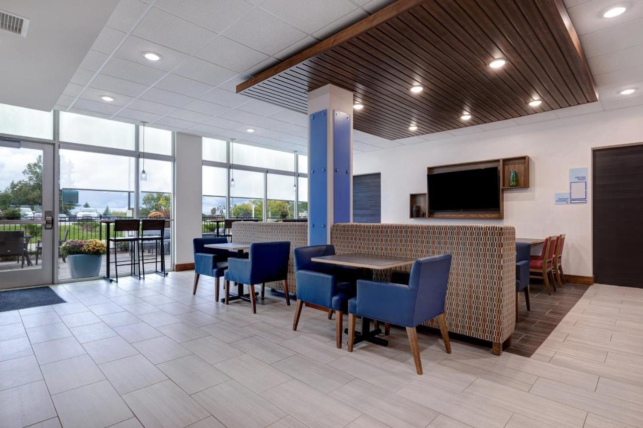 Holiday Inn Express & Suites - Brighton By Ihg Экстерьер фото